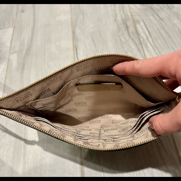 100% Authentic Michael Kors Wristlet! - Picture 4 of 4